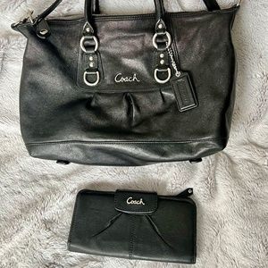 Coach leather shoulder bag with matching leather wallet